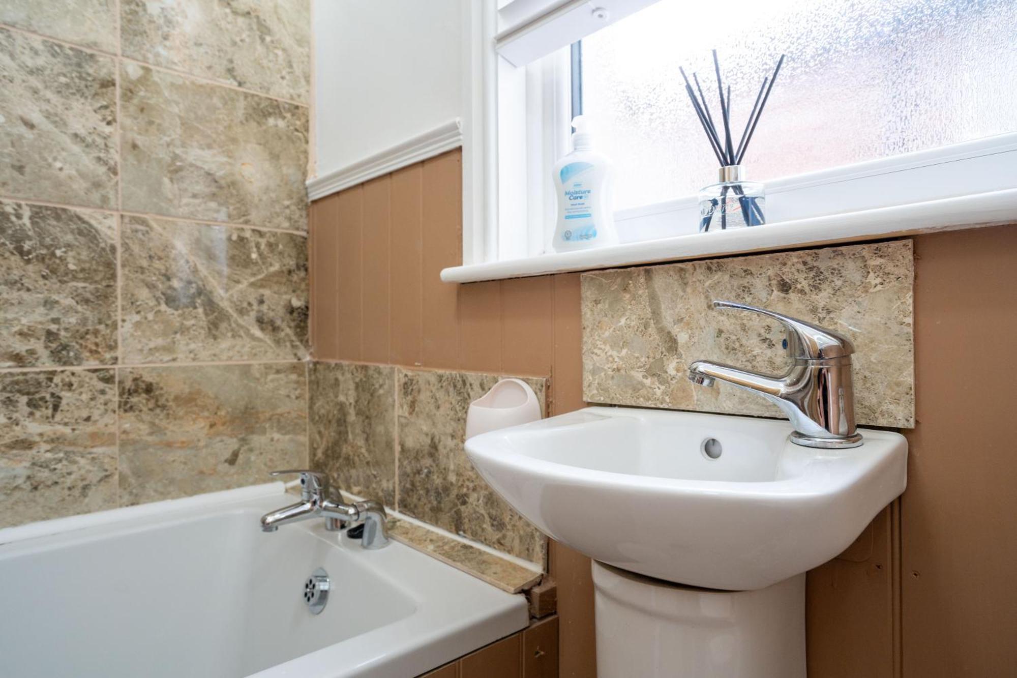 Swiss Haven - Spacious 3 Bedroom House Liverpool Ngoại thất bức ảnh